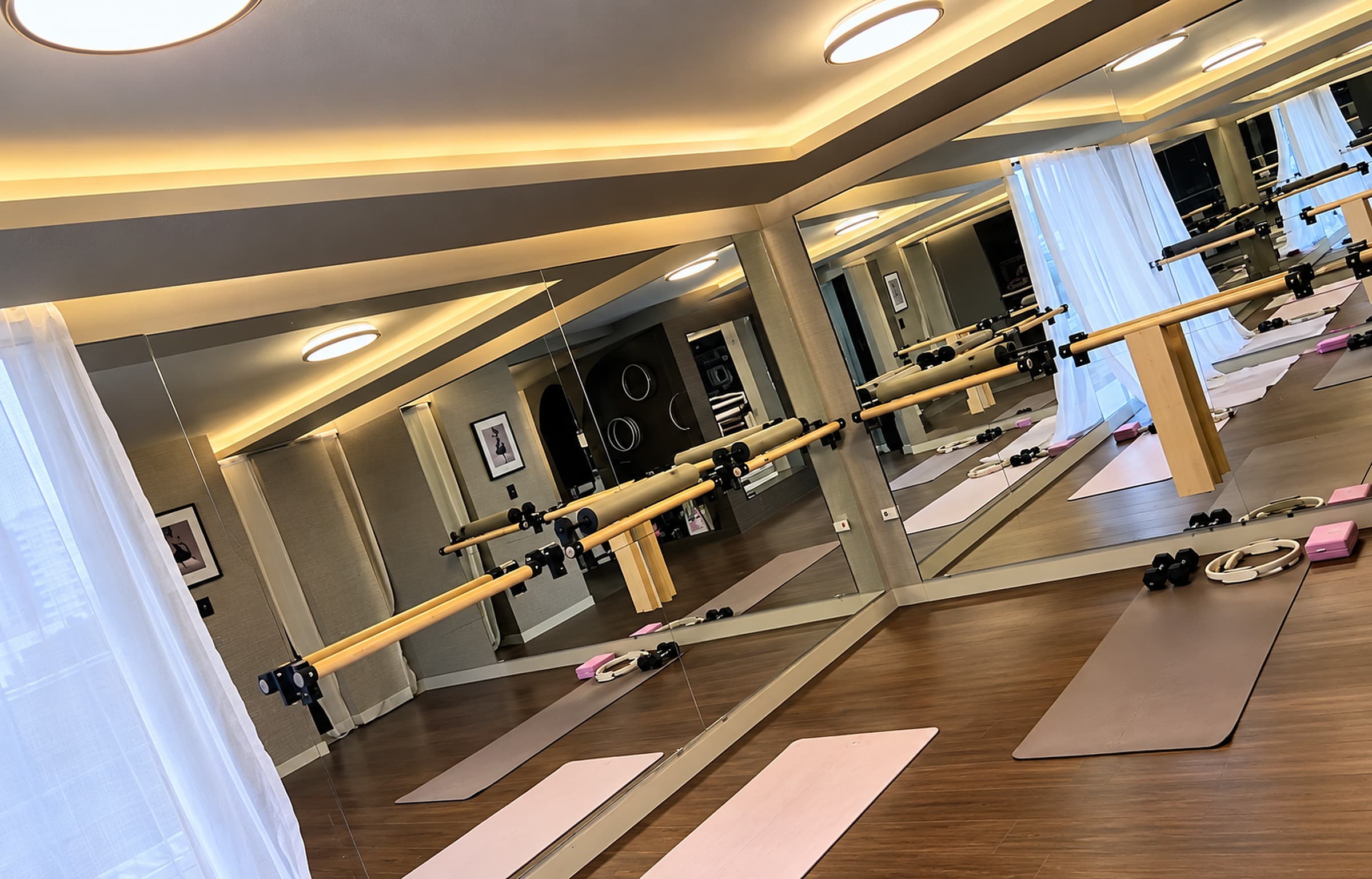 Salón de Ariaa Studio con las barras y las colchonetas